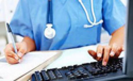 Foto: Cosems/SP Foto de médico usando computador