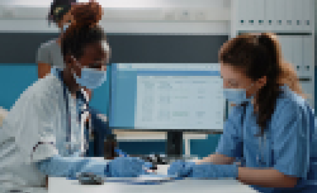 Imagem: IFF Duas médicas trabalhando juntas
