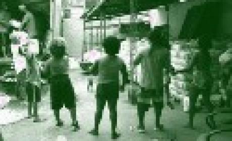 Imagem: divulgação Pessoas recebendo doações de alimentos