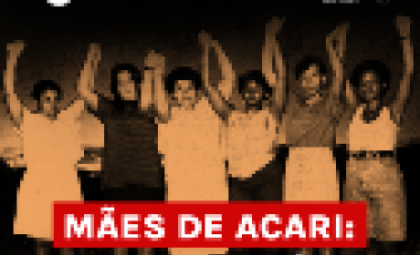 Mães de Acari de mãos dadas e levantadas