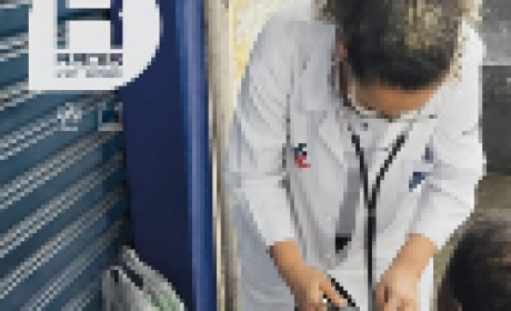 Imagem: Ensp Médica atendendo um morador de rua