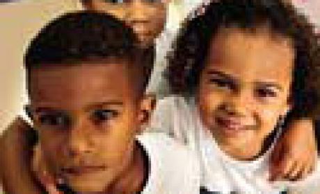 Revista chama atenção para o adiamento da Conferência Nacional de Educação Crianças abraçadas na escola