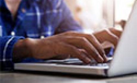 Mulher digitando em um laptop 