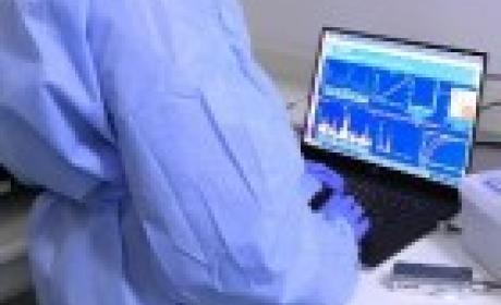 Foto: Josué Damacena Pesquisador em frente a tela do computador