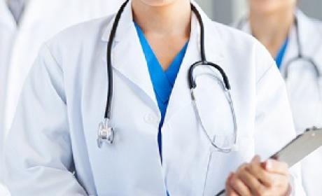 Imagem: Wikimedia Commons Médica com prancheta na mão