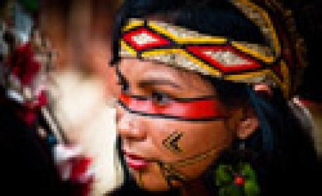 Ensaio de fotógrafo matogrossense mostra as cores dos povos indígenas. Foto: Mayke Toscano, Fotos Públicas Fotografia de rosto de mulher indígena