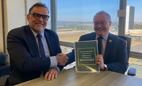 Documento foi entregue pelo Presidente da Fiocruz, Mario Moreira, ao secretário de Ciência, Tecnologia, Inovação e Complexo da Saúde (Sectics) do Ministério da Saúde (MS), Carlos Gadelha (Foto: Gabinete Sectics) Mário Moreira e Carlos Gadelha
