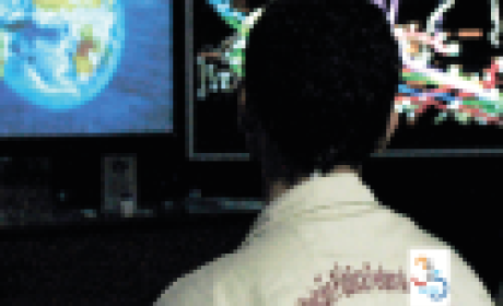 Imagem: Icict Homem sentado em frente ao monitor de um coomputador
