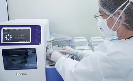 Médica trabalhando no diagnóstico