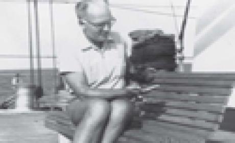 Rudolf Barth a bordo do navio NE Almirante Saldanha (Foto: Arquivo pessoal de Rudolf Barth) Rudolf Barth com ave descansando sobre a mão, a bordo do navio NE Almirante Saldanha