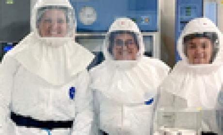 Pesquisadores vestindo roupa de proteção