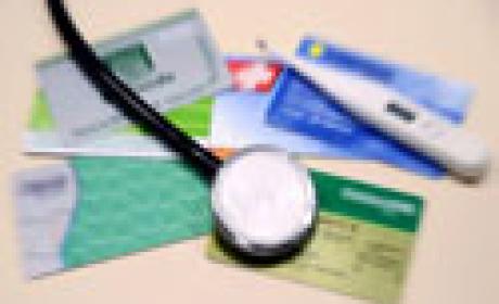 Imagem: Acervo Ensp / Fiocruz Estetoscópio sobre carteiras de plano de saúde