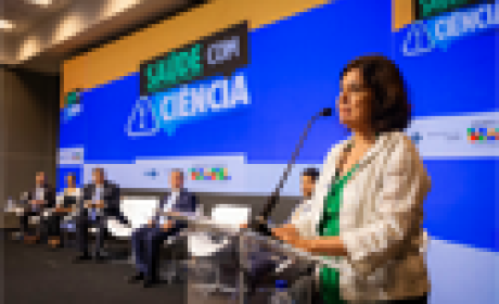 A ministra da Saúde, Nísia Trindade, anunciando a abertura do programa durante o evento