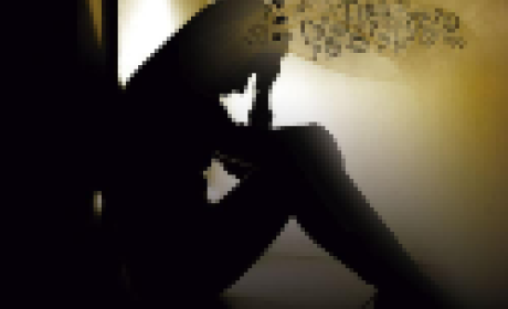 Imagem: EPSJV Mulher sentada no chão com a cabeça baixa