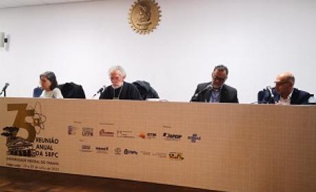 Mário Moreira na mesa de debate