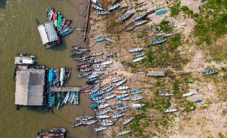 Pequenos barcos encalhados na terra após a seca de um rio no Amazonas