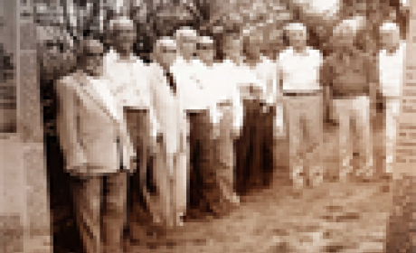 Pesquisadores cassados pela ditadura em pé posando para a foto