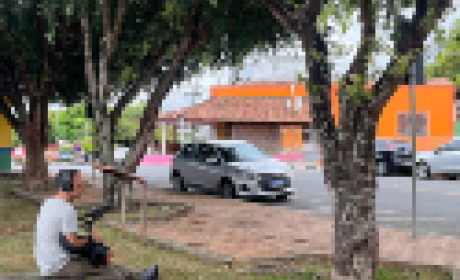Foto: Daniela Muzi Marcos Cantanhede sentado em um banco de uma praça