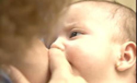 Foto: Acervo Canal Fiocruz Detalhe de mãe amamentando bebê