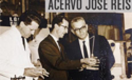 Imagem: COC José Reis conversando com duas pessoas