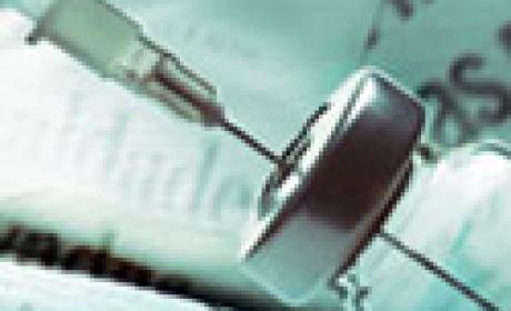 Imagem: Icict Agulha furando frasco de vacina