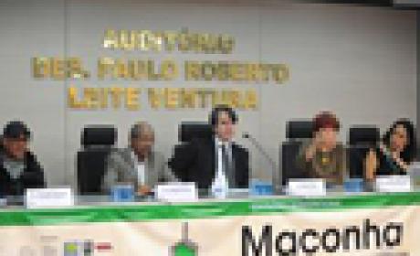Seminário aconteceu entre os dias 1 e 3 de julho no auditório do Emerj (Foto: Peter Iliciev) Foto com os palestrantes da mesa Impactos da legislação sobre maconha na segurança pública