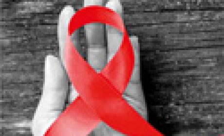 Imagem: Icict Mão com laço vermelho em cima