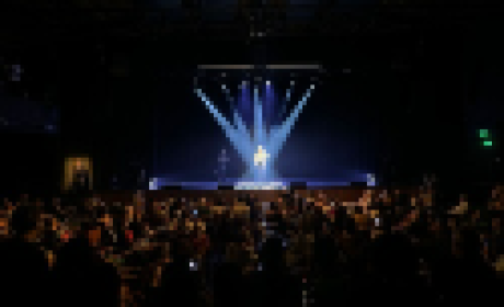 Lenini no palco durante o show