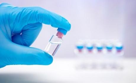 Ampola de vacina na mão de um farmacêutico