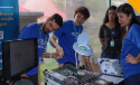 Imagem: SNCT Estudantes vendo a atividade