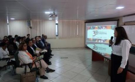 Pesquisadores em sala assistindo à palestra