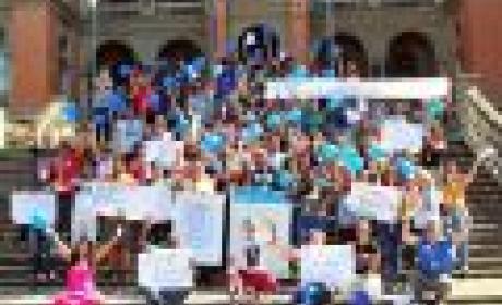 Ato contou com o apoio da equipe do projeto Empregabilidade Social da pessoa Surda, coordenado pela Cooperação Social da Presidência da Fiocruz em parceria com o CVI-Rio e a Coordenação Geral de Gestão de Pessoas (Cogepe) da Fiocruz (Foto: @goncalves_pedropaulo) Participantes do ato posando para foto em frente ao Castelo Fiocruz