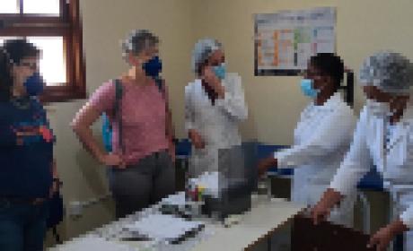 Crédito: Frame do documentário 'Caminhos da curadoria' - IdeiaSUS | VideoSaúde Distribuidora Duas pessoas sendo atendidas por uma médica e enfermeira em um hospital do SUS