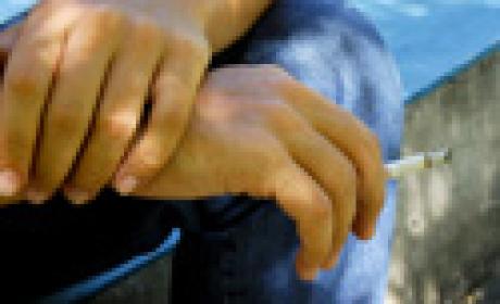 Houve redução da prevalência de fumantes e fumantes pesados entre homens e entre indivíduos com idade de 35 a 54 anos (Foto: Vinícius Marinho / Multimagens / Fiocruz) Detalhe de homem sentado com cigarro aceso em sua mão direita