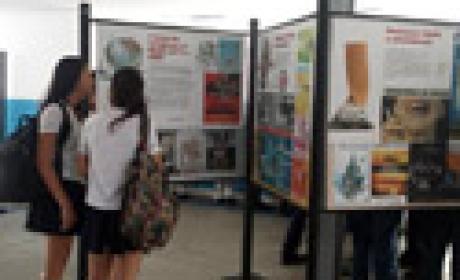 Exposição revela que o tabaco começou a ser utilizado por volta do ano 1000 a.C., nas sociedades indígenas da América Central (Foto: COC/Fiocruz) Foto de alunas do Pedro II na exposição
