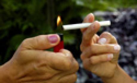 Foto: Raul Santana / Multimagens Fiocruz Detalhe de mãos acendendo cigarro