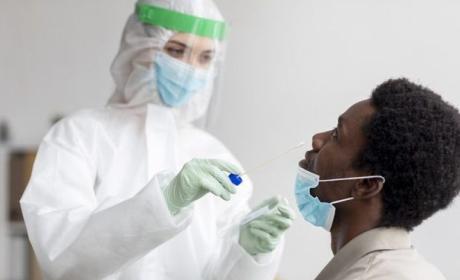 Médico tratando paciente