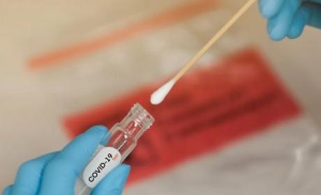 Pesquisador trabalhando no laboratório