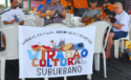 Roda de samba com bandeira do evento.