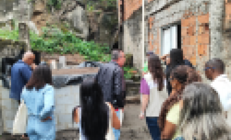 Participantes das oficinas andando em uma rua no Complexo do Lins