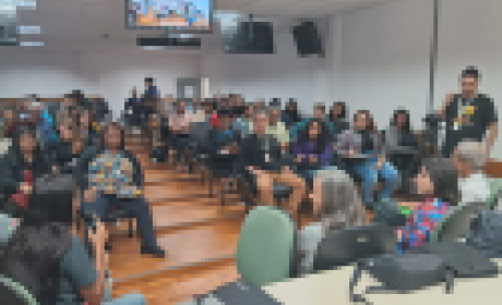 Dezenas de participantes do evento no auditório