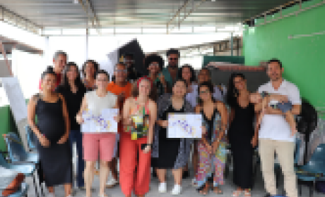 Dezenas de participantes em pé reunidos para uma foto
