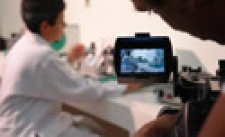Foto: Acervo EPSJV/Fiocruz Jovem ao fundo, em laboratório, sendo filmado por outro jovem