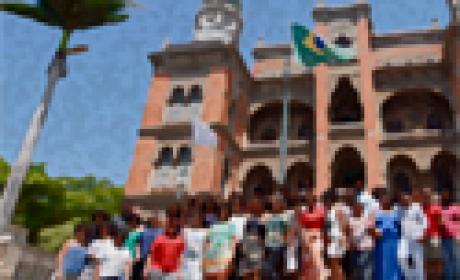 Pessoas negras reunidas na frente do castelo Fiocruz