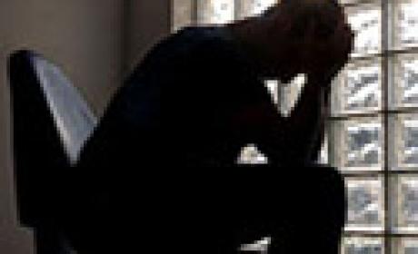 Relatório Global revela alto índice de suicídio no Brasil. Imagem: Informe Ensp Imagem de homem cabisbaixo