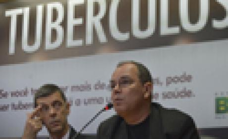 Draurio Barreira e Carlos Basília. Foto: Marcello Casal Jr./Agência Brasil Imagem de dois homens em evento público, um deles falando ao microfone