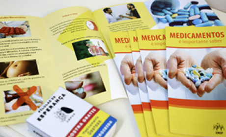 Imagem: Ensp/Fiocruz Folders com orientações sobre medicamentos