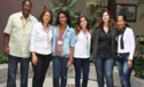 Da direita para a esquerda: Telma Frutuoso, Magda Fraguas, Vitória Rodrigues, Paloma Santana, Cristina Medeiros e José Albuquerque Imagem de pessoas em pé, abraçadas