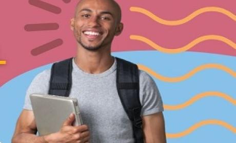 Imagem: Divulgação Adolescente sorrindo segurando um caderno