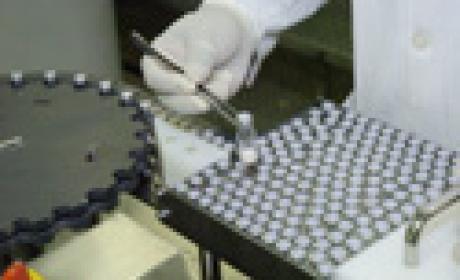 Foto: Peter Ilicciev / Multimagens / Fiocruz Detalhe de laboratório e produção de vacina